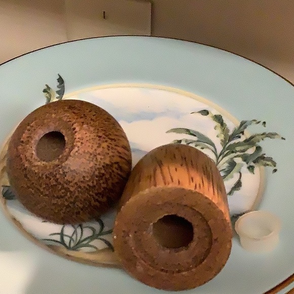 Unique and Unbranded Salt and Pepper Shakers - possibly coconut shell - Picture 7 of 8